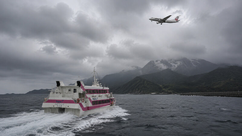 悪天候のなか屋久島へ向かう飛行機と高速船。台風や秋雨前線による交通機関の欠航リスクやアクセス手段の選び方。