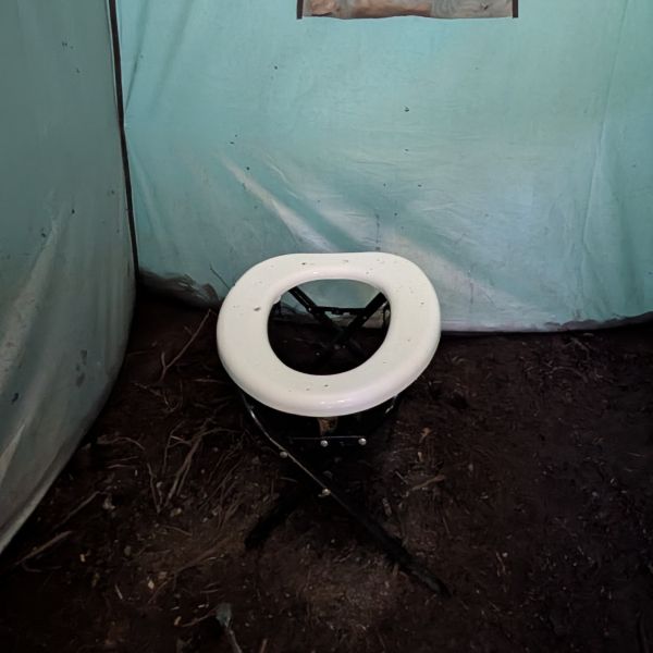 屋久島の携帯トイレブース内に設置されている、受け袋をセットするための便座の枠組み